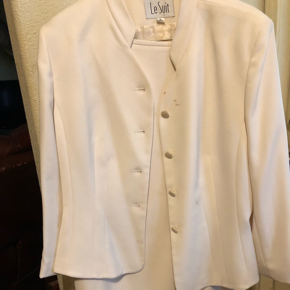 Fully lined cream tailored suit.